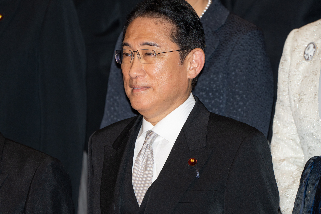 기시다 후미오 일본 총리가 13일 도쿄 총리 관저에서 개편한 내각 관료들과 함께 포즈를 취하고 있다. 기시다는 이날 각료 19명 중 13명을 교체하는 중형급 개각을 단행했다. [연합]