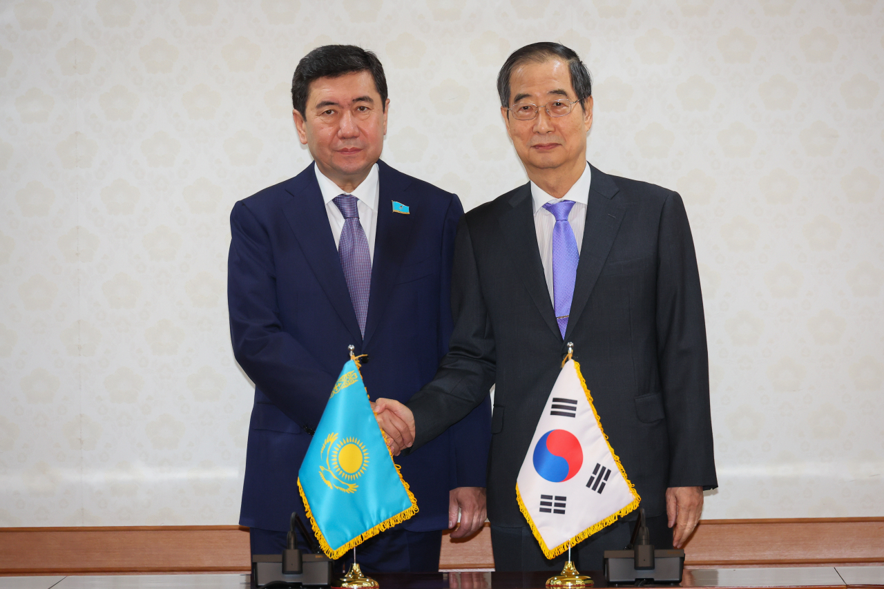 한덕수(오른쪽) 국무총리가 18일 정부서울청사에서 예를란 코샤노프 카자흐스탄 하원의장과 회담을 갖고 기념촬영을 하고 있다. [국무총리실 제공]