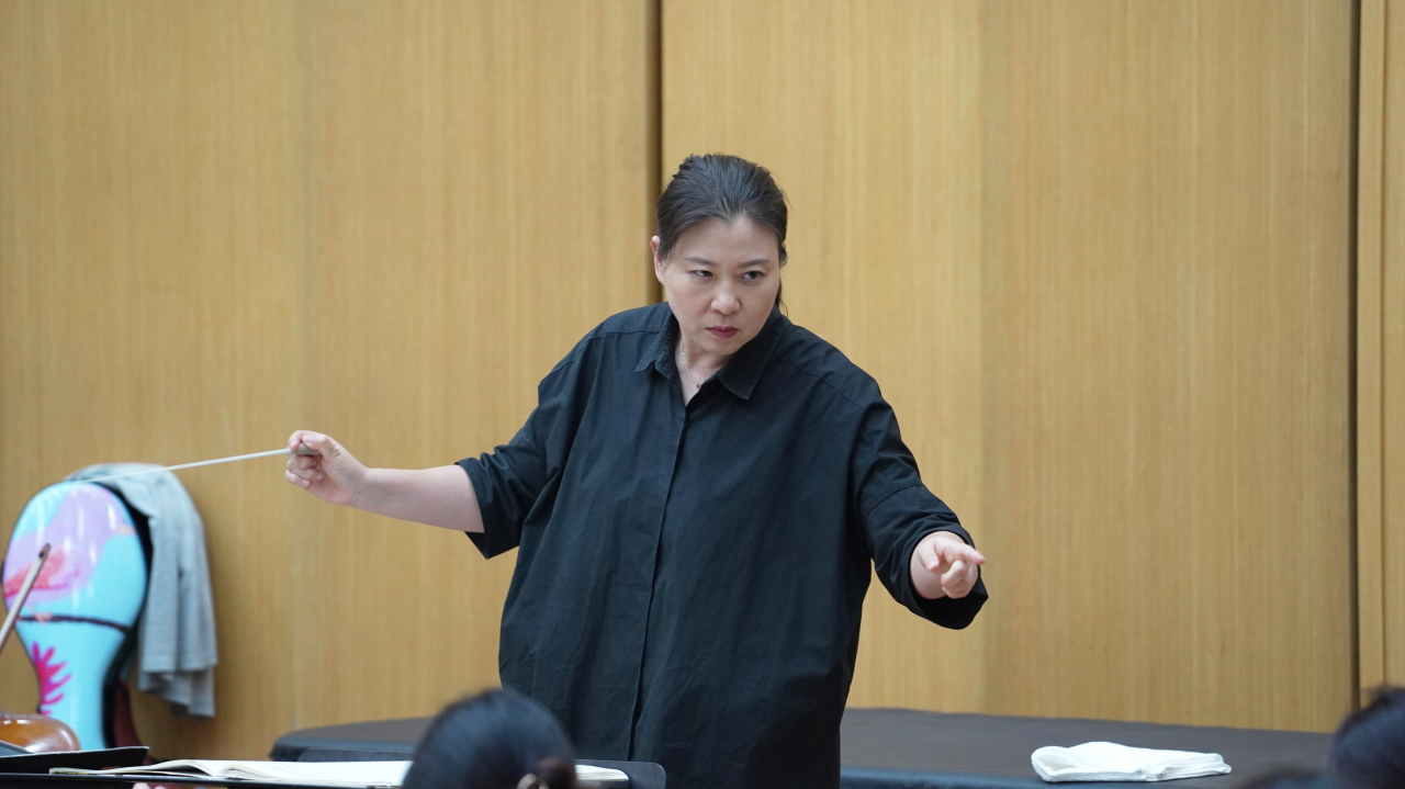 마에스트라 성시연(48)의 이름 옆엔 언제나 ‘최초’, ‘처음’의 수사가 따라온다. ‘지휘 거장’ 푸르트 벵글러가 빚어내는 ‘음악의 마술’에 매료돼 운명처럼 지휘의 길에 이끌린 이후, 그는 언제나 ‘자기 증명’의 길을 걸었다. [KBS교향악단 제공]