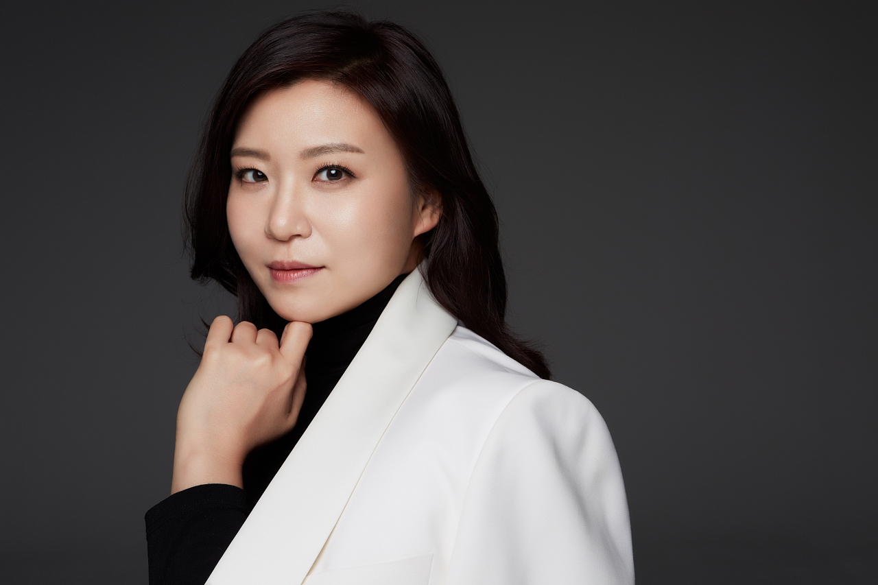 지휘자 성시연은 말러 국제 지휘 콩쿠르에서 1위 없는 2위에 오르며 국제 무대에서의 본격적인 행보가 시작됐다. 2007년엔 보스턴 교향악단의 사상 첫 여성 부지휘자로 발탁됐다. 현재 뉴질랜드 오클랜드 필하모니아 오케스트라의 수석 객원 지위자로 활동 중이다. [KBS교향악단 제공]
