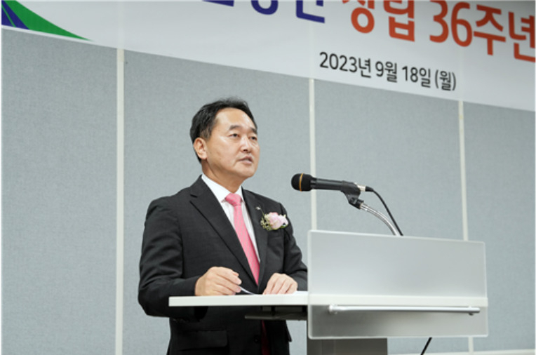 18일 국민연금공단 본부에서 개최된 창립 36주년 기념식에서 김태현 이사장이 창립기념사를 연설하고 있다. [국민연금공단 제공]