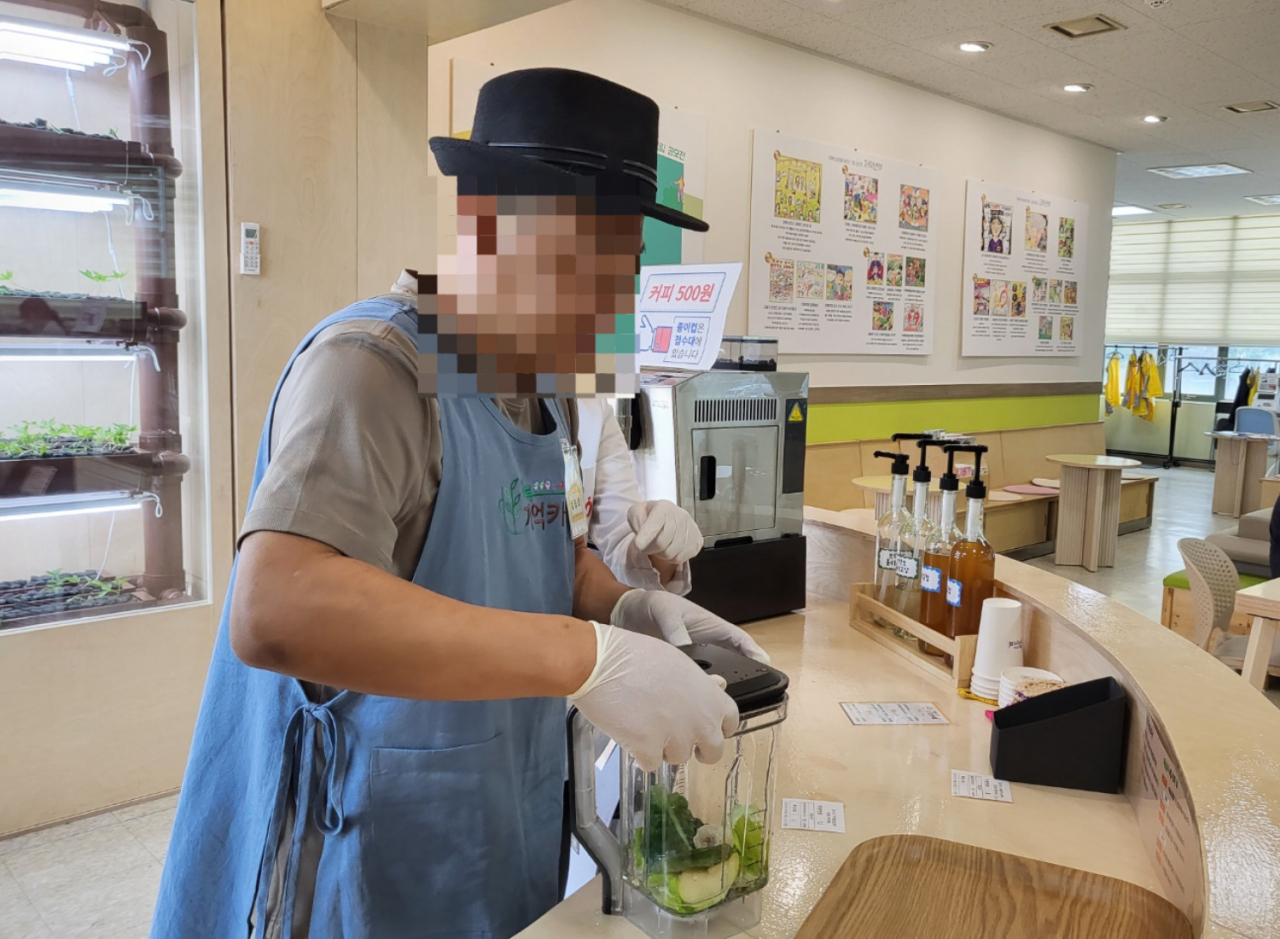 서울 강서구 치매안심센터 내 초록기억카페에는 초로기 치매인이 직접 채소를 길러 음료수를 만들어 제공한다. [강서구치매안심센터 제공]