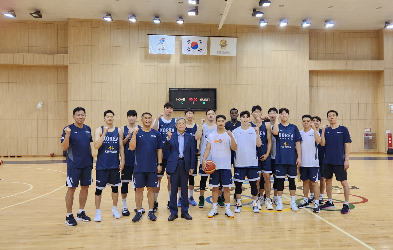 KBL 김희옥 총재가 추일승 감독을 비롯한 남자농구 대표팀에 격려금을 전달하고 포즈를 취했다.[KBL 제공]