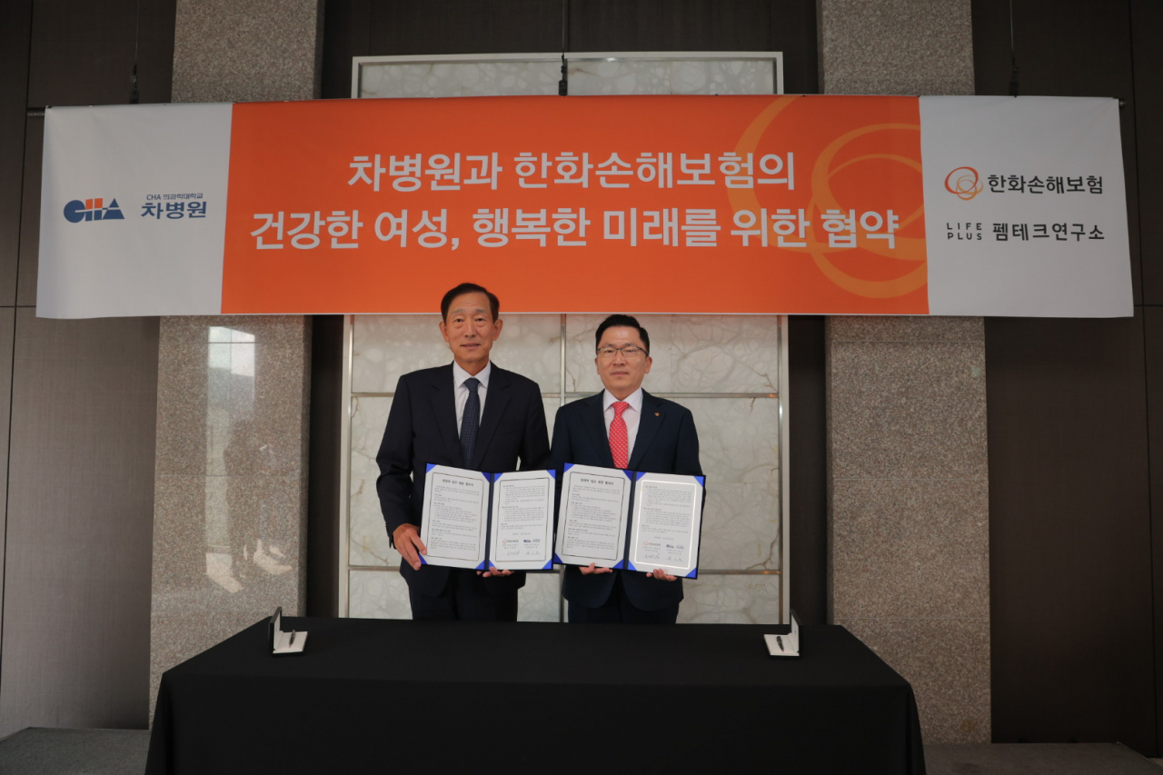 나채범(오른쪽) 한화손해보험 대표이사와 윤도흠 차병원 의료원장이 18일 서울 더플라자호텔에서 ‘건강한 여성, 행복한 미래’를 위한 협약 체결 후 함께 기념촬영을 하고 있다. [한화손해보험 제공]