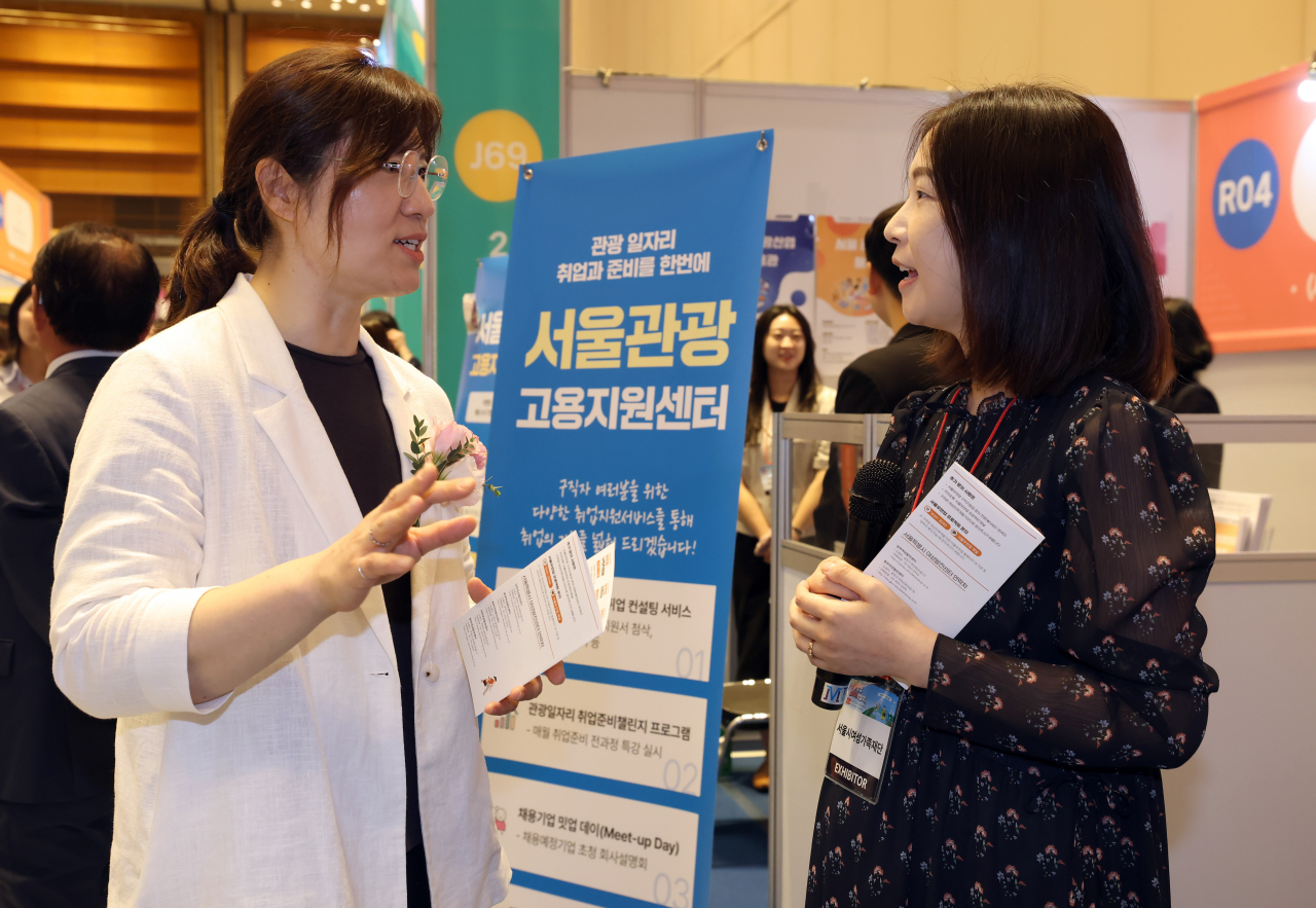 장미란 문화체육관광부 제2차관이 18일 서울 강남구 코엑스에서 열린 2023 관광산업 일자리 박람회 개막식을 마치고 업계 부스 관계자와 이야기를 나누고 있다.
