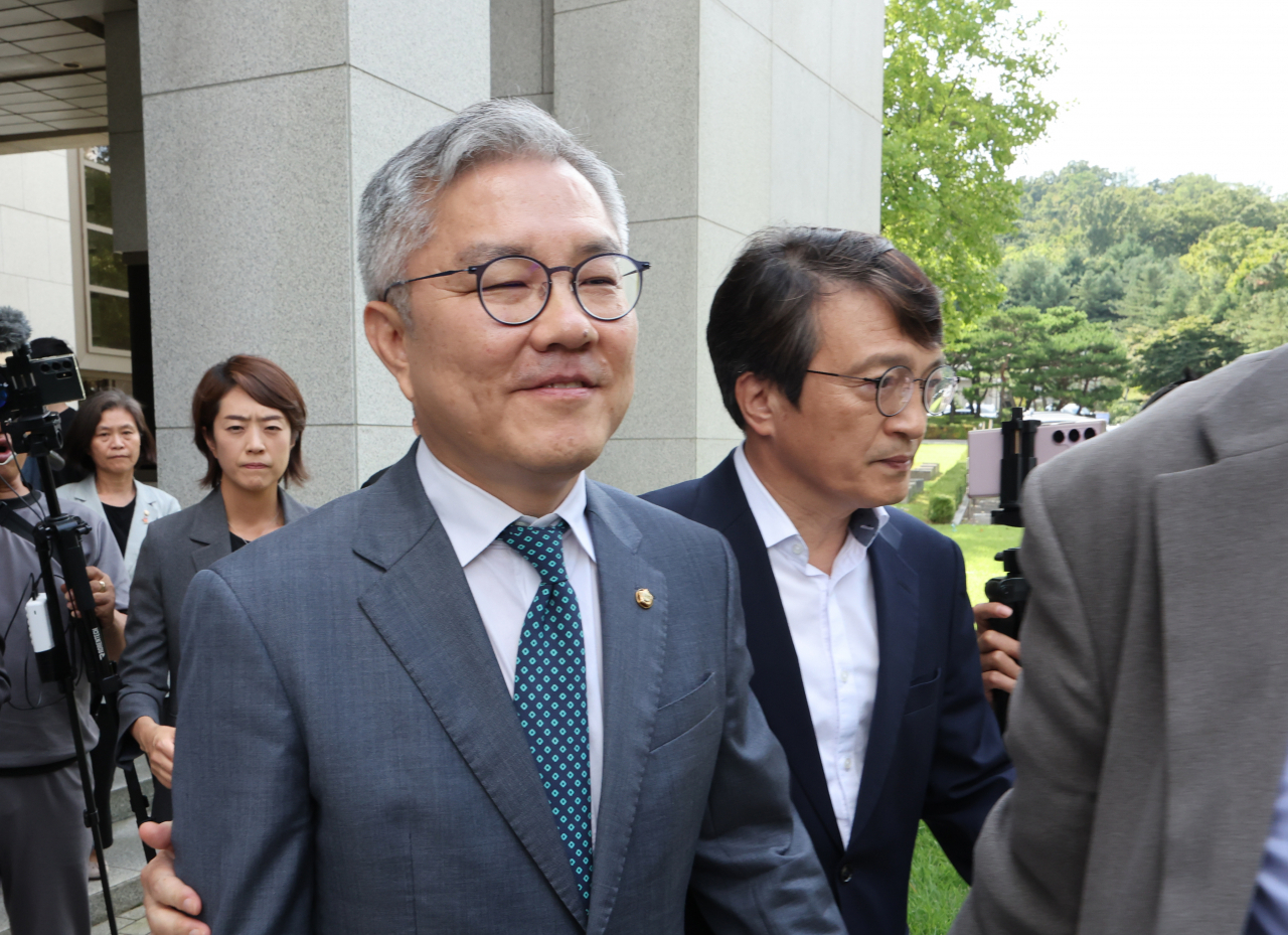 조국 전 법무부 장관 아들의 인턴 확인 경력서를 허위로 써준 혐의로 재판에 넘겨진 더불어민주당 최강욱 의원이 18일 오후 서울 서초구 대법원에서 상고심 선고 공판을 마치고 나오고 있다.[연합]