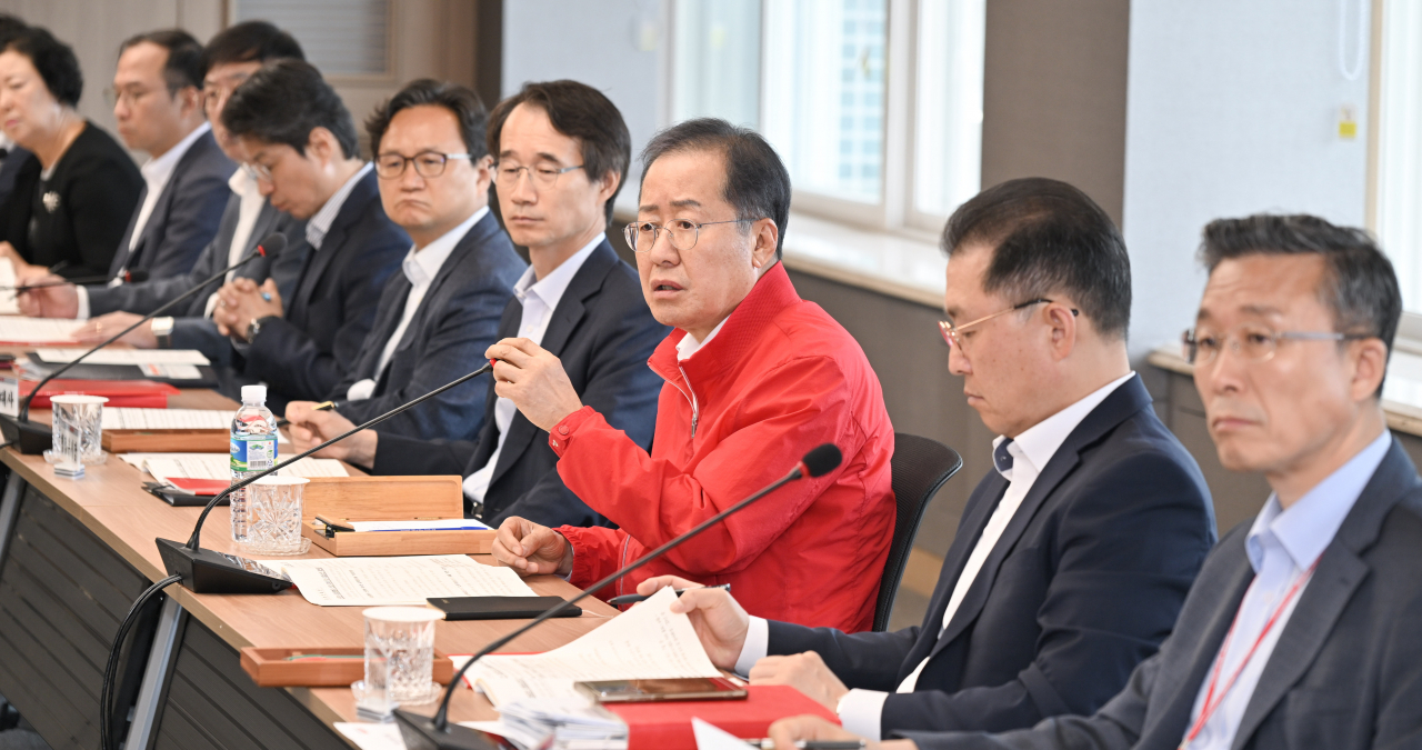 홍준표 대구시장이 18일 간부회의를 주재하고 있다.[대구시 제공]
