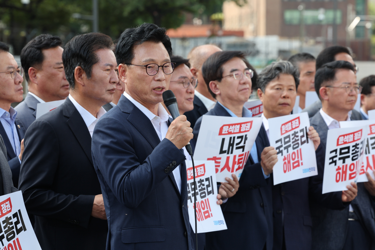 박광온 더불어민주당 원내대표가 18일 서울 용산구 대통령실 앞에서 윤석열 정권 국정 전면 쇄신 및 국무총리 해임·내각 총사퇴를 촉구하는 규탄발언을 하고 있다. [연합]