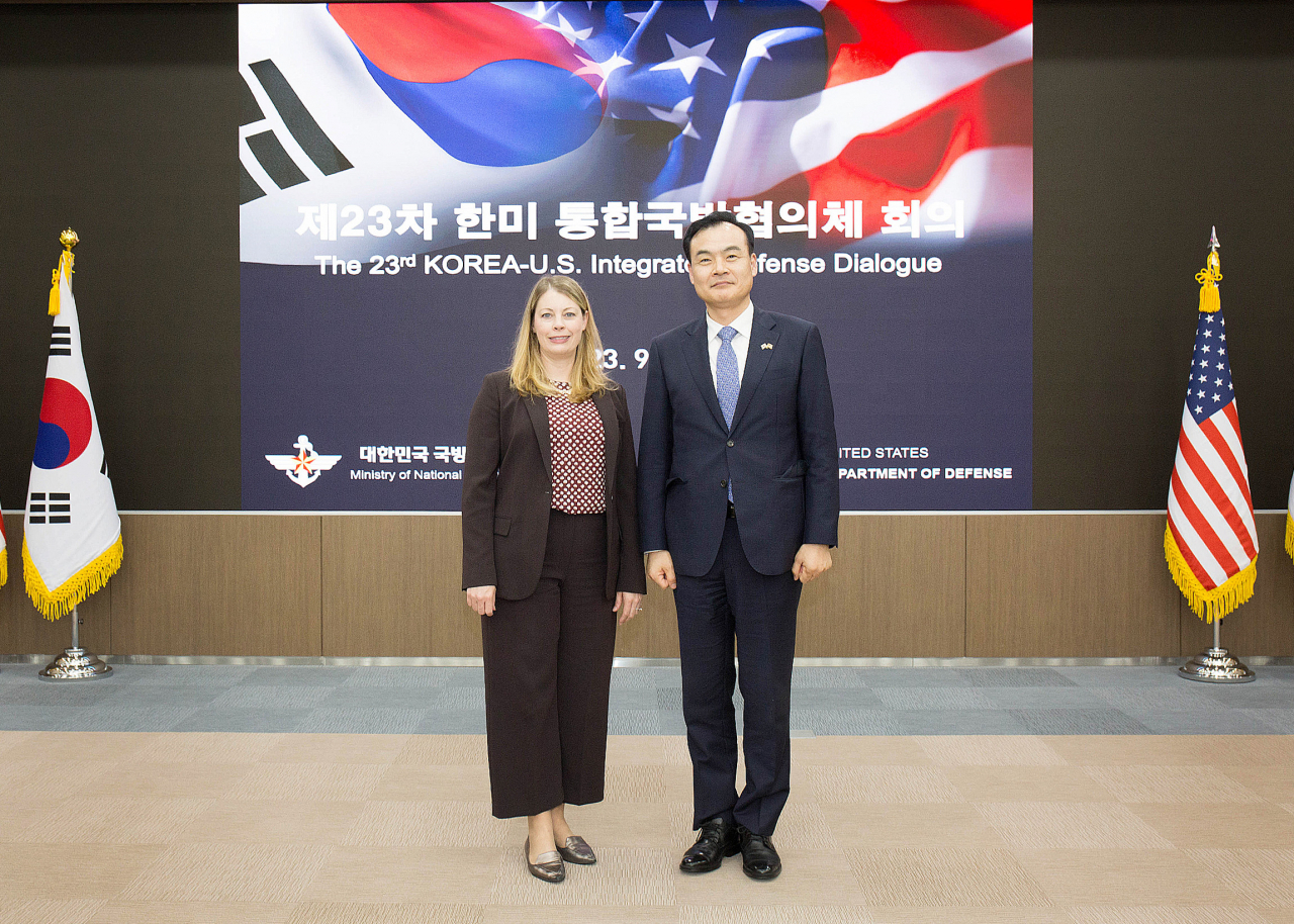 한미 국방부가 18일 서울에서 제23차 한미 통합국방협의체(KIDD)를 개최했다. 한미 양국은 이번 회의에서 북러정상회담에 대한 대응책 등을 논의했다. 사진은 이번 회의에 참석한 우리측 수석대표 허태근 국방정책실장(오른쪽)과 미측 수석대표 카라 앨리슨 마샬(Cara Allison Marshall) 동아시아부차관보 대행(왼쪽)이 함께 기념촬영을 하는 모습.[국방부 제공]