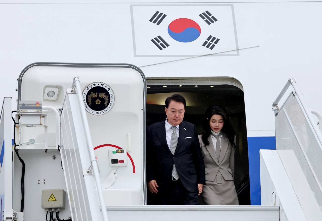 제78차 유엔총회에 참석하는 윤석열 대통령과 부인 김건희 여사가 18일(현지시간) 미국 뉴욕 JFK공항에 도착, 전용기인 공군 1호기에서 내리고 있다. [연합]