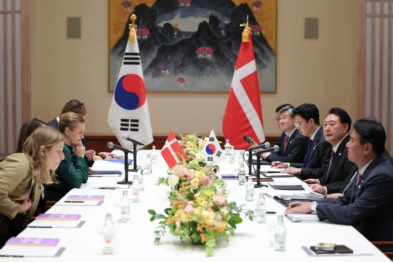 제78차 유엔총회 참석차 미국을 방문 중인 윤석열 대통령이 18일(현지시간) 뉴욕에서 메테 프레데릭센 덴마크 총리와 한·덴마크 정상회담을 하고 있다. [연합]