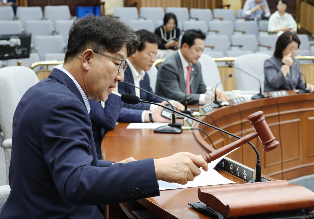지난 13일 국회에서 열린 대법원장 임명동의에 관한 인사청문 특별위원회 전체회의에서 권성동 위원장이 의사봉을 두드리고 있다. [연합]