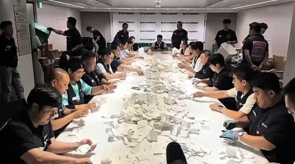 현대차 노조가 18일 울산공장 노조사무실에서 임금 및 단체협약 잠정합의안 찬반투표 개표작업을 진행하는 모습. [현대차노조 제공]
