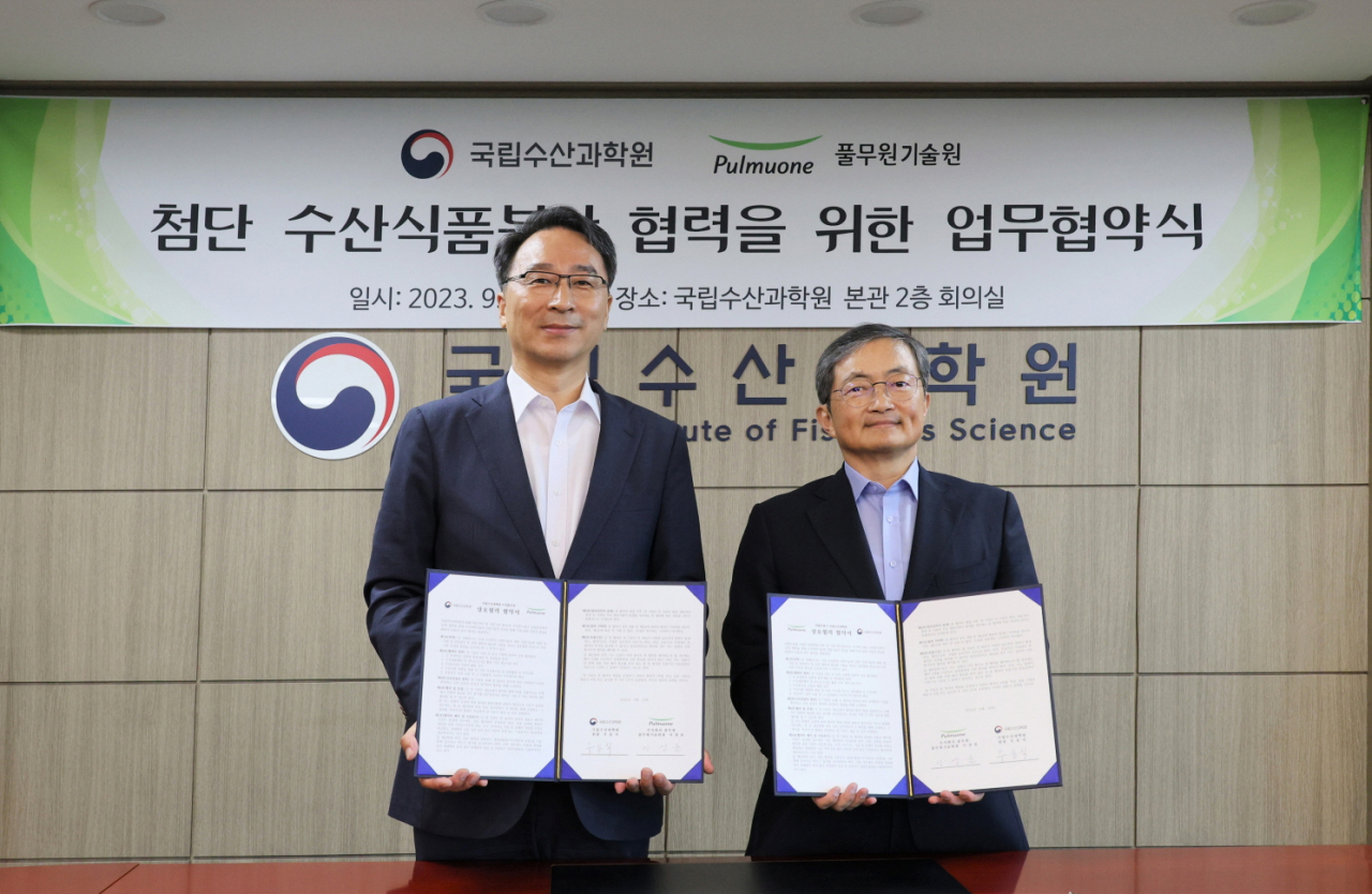 18일 부산광역시 기장군 국립수산과학원에서 열린 ‘첨단 수산식품분야 협력을 위한 업무협약식’에서 이상윤 풀무원기술원장(오른쪽)과 우동식 국립수산과학원장이 기념촬영을 하고 있다. [풀무원 제공]