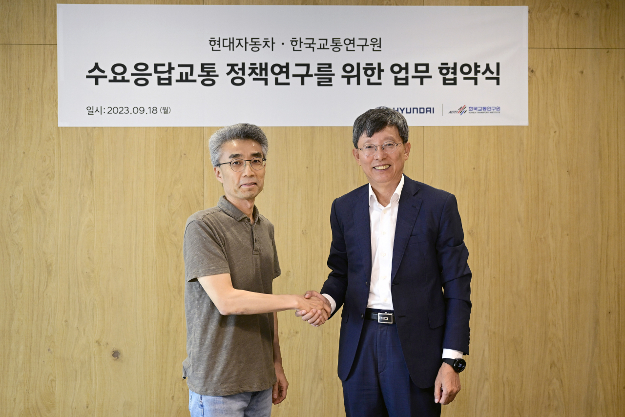 송창현(왼쪽) 현대차 SDV본부장 사장과 오재학 한국교통연구원 원장이 기념 촬영을 하고 있는 모습. [현대차 제공]