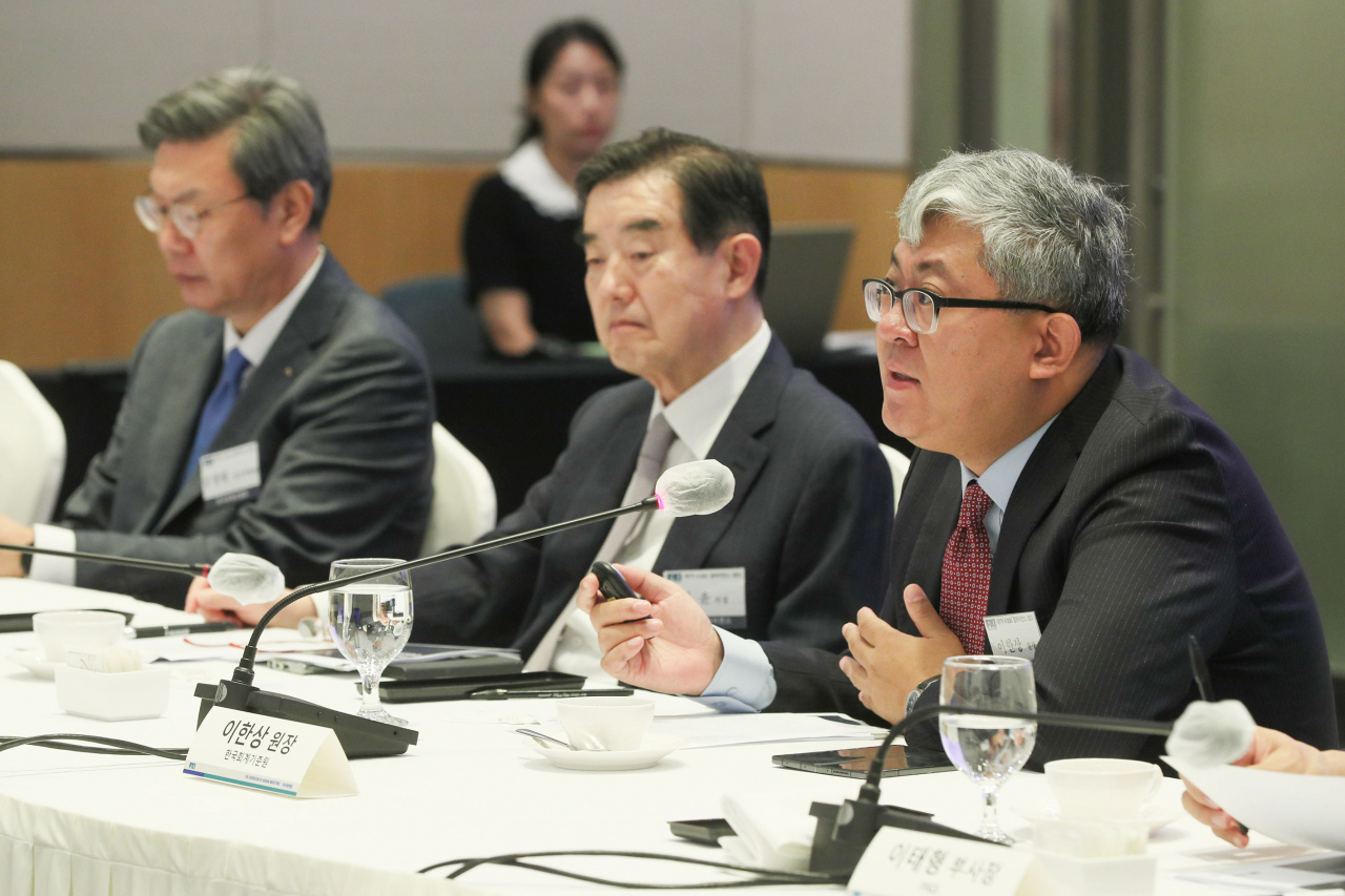 이한상 한국회계기준원 원장이 19일 FKI타워 컨퍼런스센터에서 열린 ‘제7차 K-ESG 얼라이언스 회의’에 참석해 주제발표를 하고 있다. 사진 왼쪽부터 김창범 한경협 부회장, 김윤 K-ESG 얼라이언스 의장(삼양홀딩스 회장), 이한상 한국회계기준원 원장. [한경협 제공]