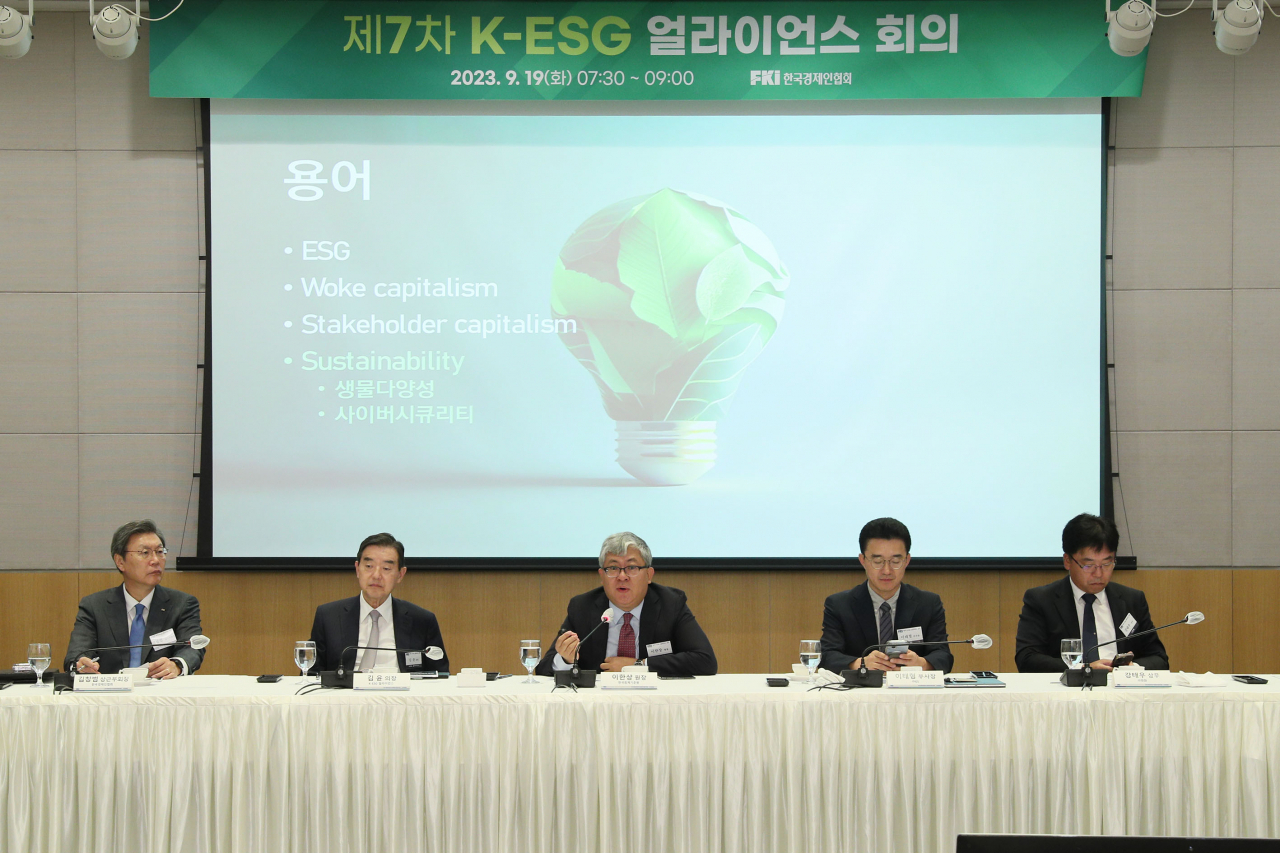 이한상 한국회계기준원 원장이 19일 FKI타워 컨퍼런스센터에서 열린 ‘제7차 K-ESG 얼라이언스 회의’에 참석해 주제발표를 하고 있다. 이날 회의에서 이한상 원장은 ‘지속가능성 공시기준 국제논의 및 국내 동향’에 대해 K-ESG 얼라이언스 위원사 52개 기업·기관을 대상으로 주제발표를 진행했다. 사진 왼쪽부터 김창범 한경협 부회장, 김윤 K-ESG 얼라이언스 의장(삼양홀딩스 회장), 이한상 한국회계기준원 원장, 이태형 GS 부사장, 강태우 한화 상무. [한경협 제공]