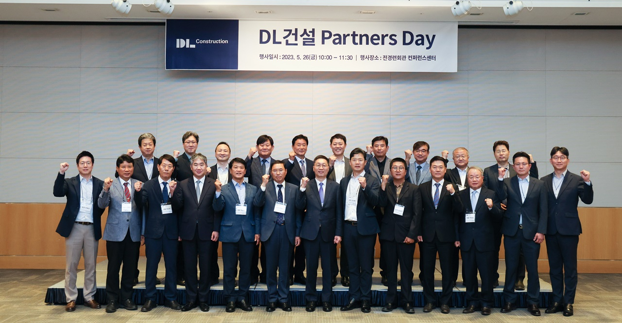 지난 5월 서울 여의도 전경련회관 컨퍼런스센터에서 열린 ‘DL건설 파트너스 데이’ 이후 곽수윤 DL건설 대표이사(앞줄 왼쪽 일곱 번째) 및 관계자들이 기념 촬영하고 있는 모습. [DL건설]