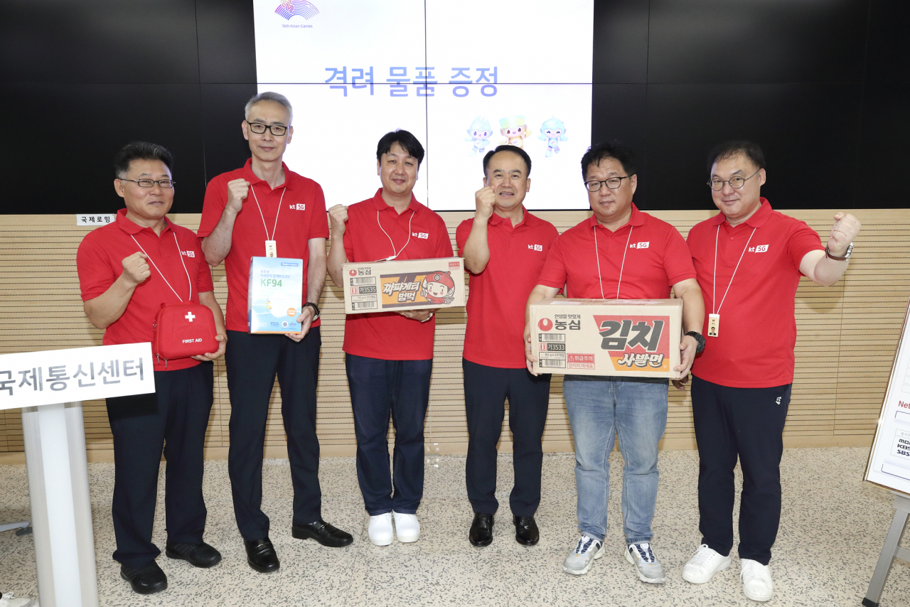 KT 서울국제통신센터 항저우 IBC 파견 직원이 아시안게임 출정식을 마치고 기념사진을 촬영하고 있다. [KT 제공]