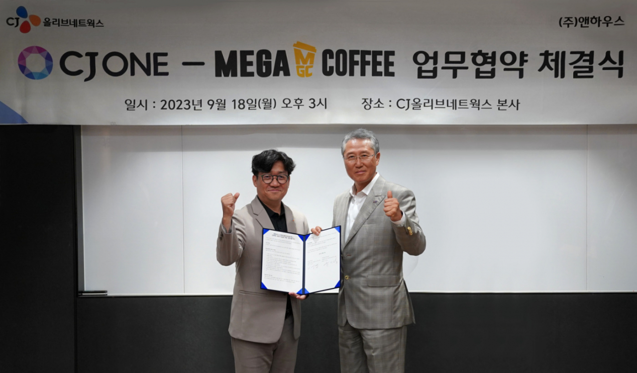 유인상(왼쪽) CJ올리브네트웍스 대표이사와 김대영 메가MGC커피 회장은 지난 18일 온·오프라인 마케팅, 멤버십 제휴, 시스템 협력 등에 관한 협약서에 서명했다. [CJ올리브네트웍스 제공]