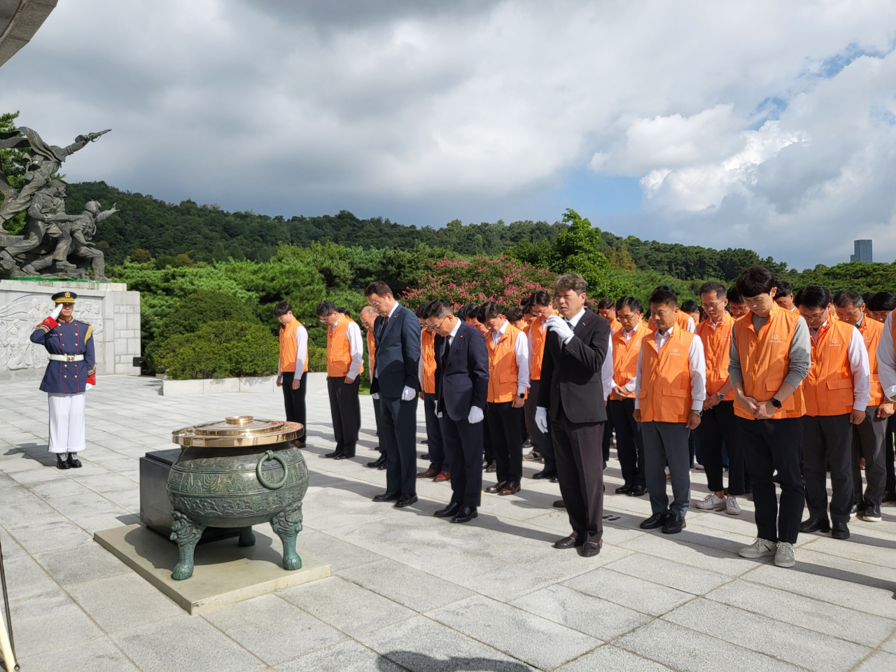 한화에어로스페이스와 한화오션 임직원이 지난 18일 국립서울현충원에서 호국영령에 참배하고 있다. [한화에어로스페이스 제공]