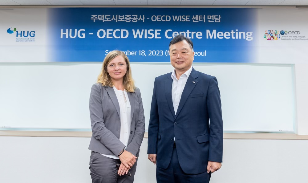 지난 18일 서울 여의도 태흥빌딩에서 진행된 면담에 참석한 유병태 HUG 사장(오른쪽), 로미나 보아리니 와이즈 센터장. [주택도시보증공사]