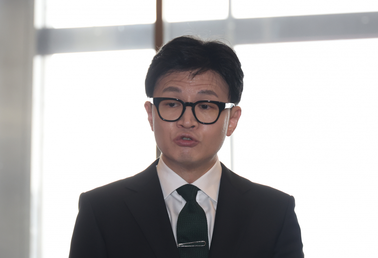 한동훈 법무부 장관이 18일 국회에서 본회의 출석을 위해 입장하던 중 기자들의 질문에 답하고 있다. [연합뉴스]