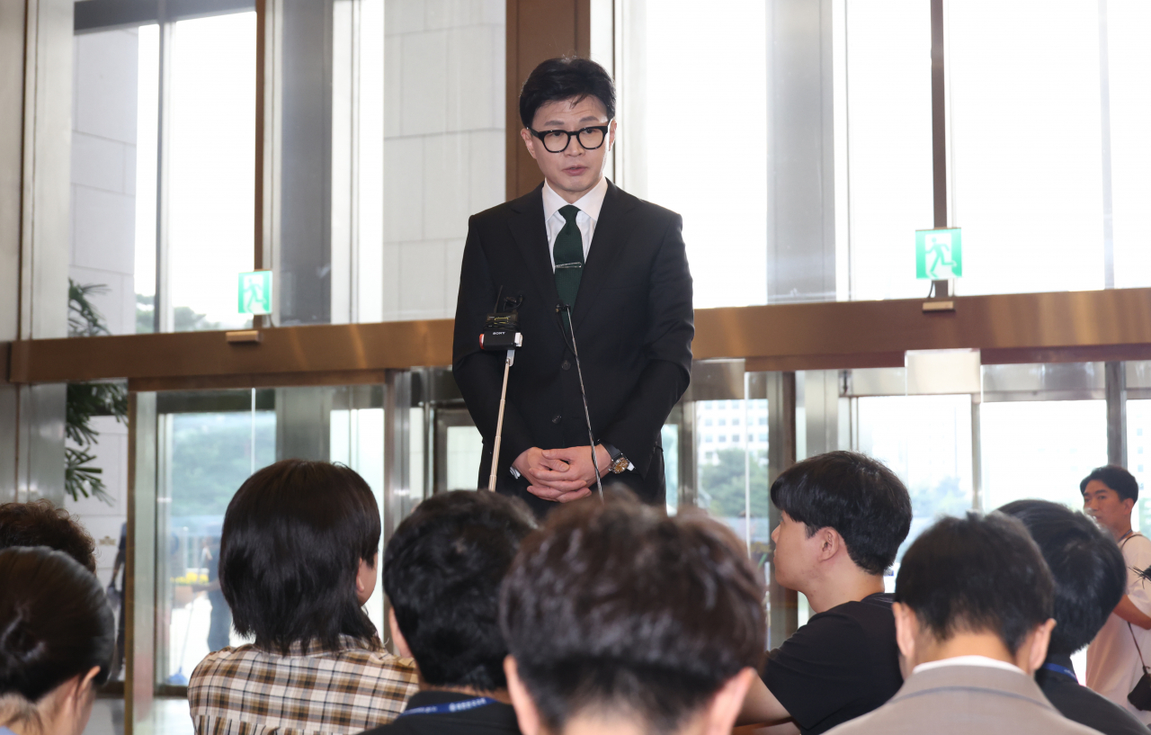 한동훈 법무부 장관이 18일 국회에서 본회의 출석을 위해 입장하던 중 기자들의 질문에 답하고 있다. [연합뉴스]