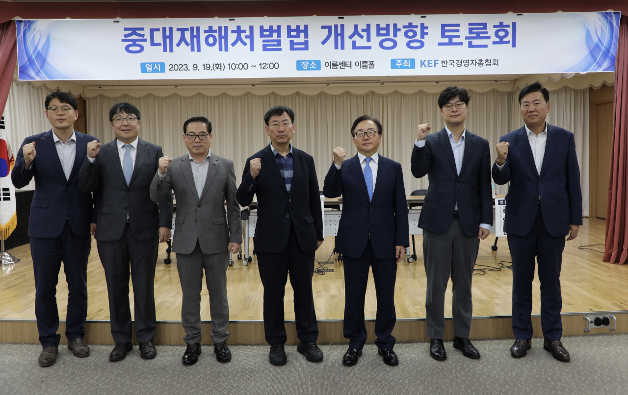 임우택(왼쪽부터) 경총 안전보건본부장, 최진원 법무법인 태평양 변호사, 김영현 대한전문건설협회 건설정책본부장,이승길 아주대 법학전문대학원 교수, 이동근 경총 상근부회장, 서용윤 동국대 산업시스템공학과 교수, 류기정 경총 총괄전무. [경총 제공]