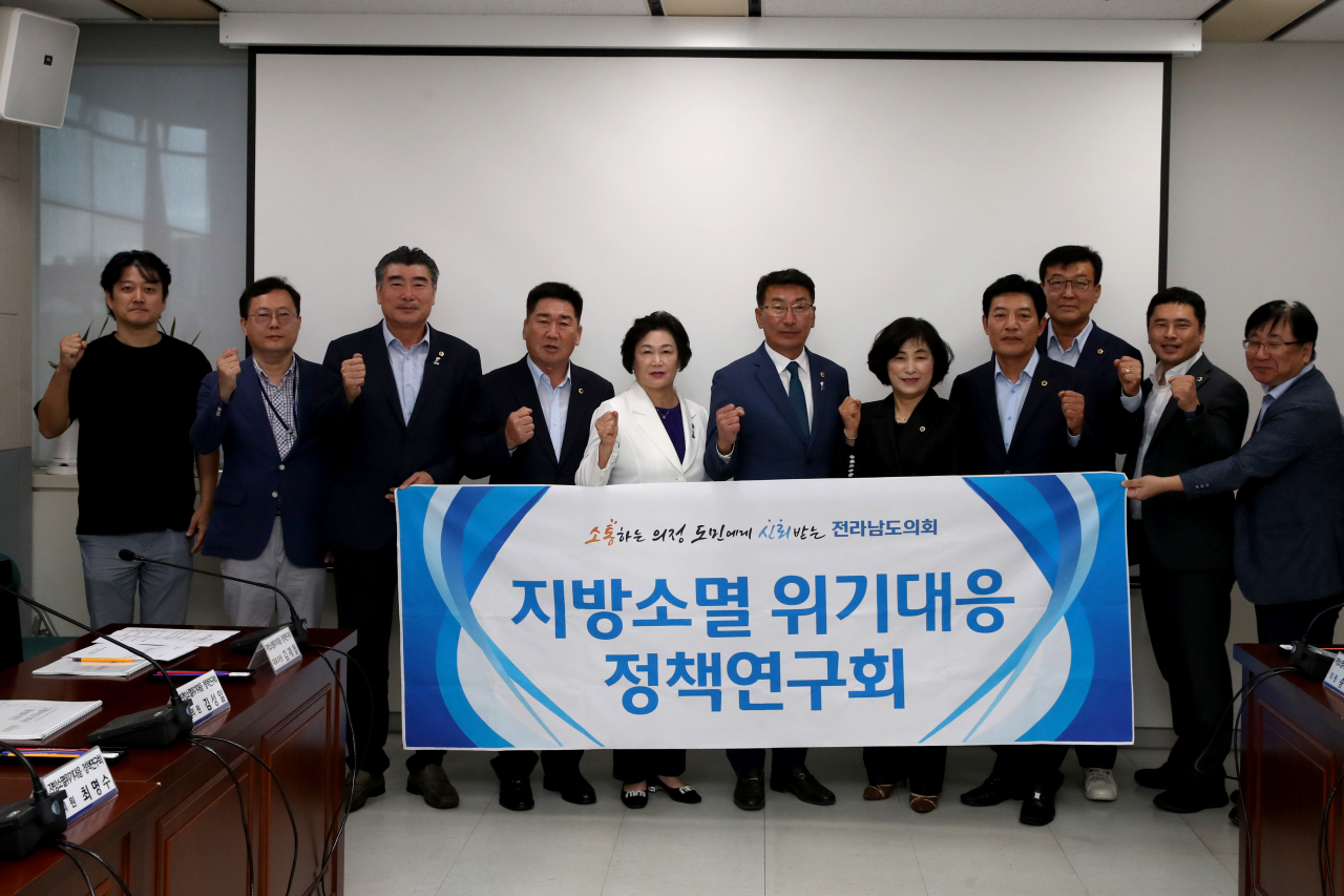 전남도의회 지역소멸 위기대응 연구회가 최근 연구용역 중간 보고회를 개최했다고 19일 밝혔다