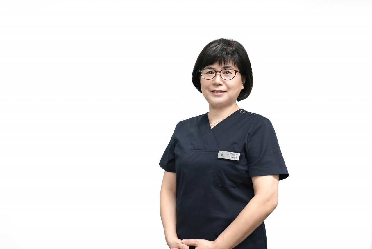 베스트오브미여성의원 송인옥 대표원장은 “특히 성인이 되었는데도 생리가 불규칙하거나 규칙적이던 주기가 갑자기 불규칙해진 경우라면 이상 유무 등을 확인해보는 것이 좋은데 임신을 원하는 경우 병원에 내원해서 문진 및 호르몬 검사, 초음파 검사 등을 진행한다면 정확하게 문제점을 파악할 수 있다.”고 전했다.