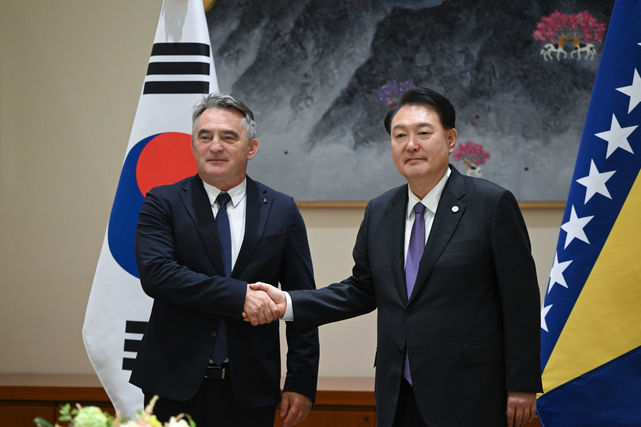 제78차 유엔총회 참석차 미국을 방문 중인 윤석열 대통령이 18일(현지시간) 뉴욕에서 열린 한·보스니아 헤르체고비나 정상회담에서 젤코 콤시치 보스니아 헤르체고비나 대통령위원장과 악수하고 있다. 연합뉴스