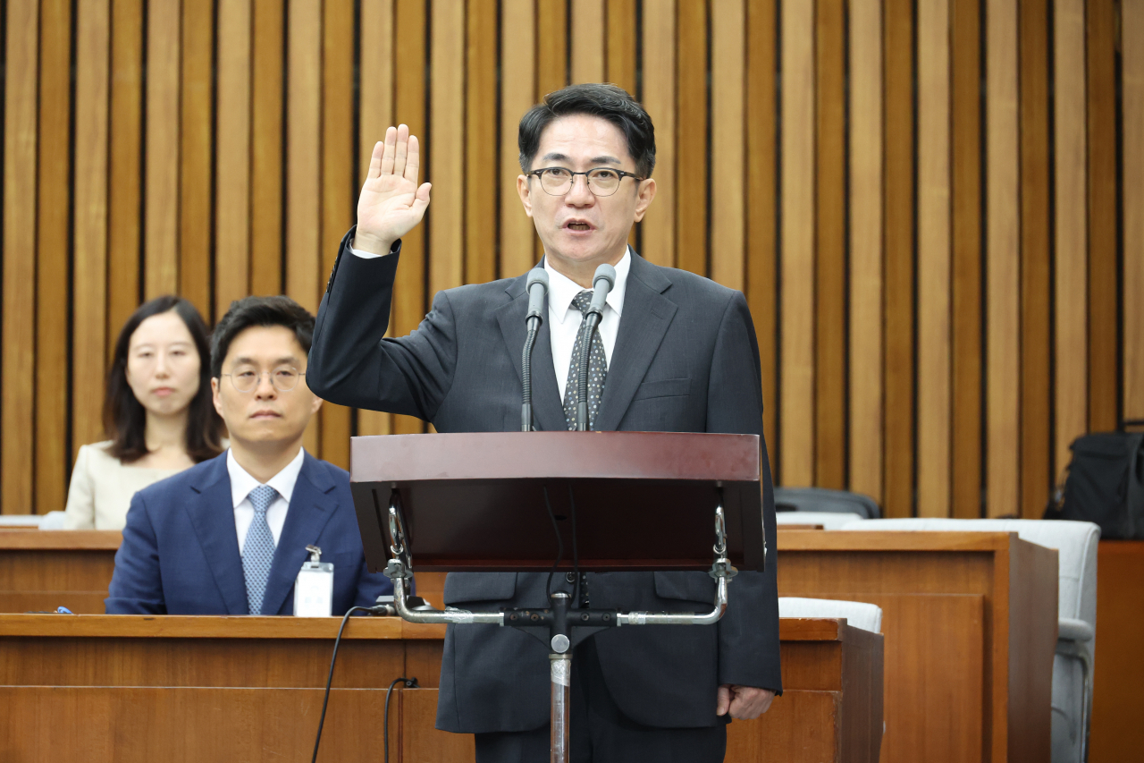 이균용 대법원장 후보자가 19일 국회에서 열린 인사청문회에서 선서를 하고 있다. [연합]