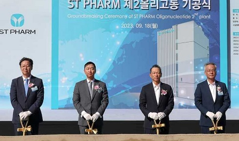 지난 18일 경기 안산에서 열린 에스티팜의 ‘제2 올리고동’ 기공식에서 김민영 동아에스티 사장(왼쪽부터), 정재훈 동아쏘시오홀딩스 사장, 강정석 동아쏘시오그룹 회장, 김경진 에스티팜 사장이 첫 삽을 뜨고 있다. [회사 제공]
