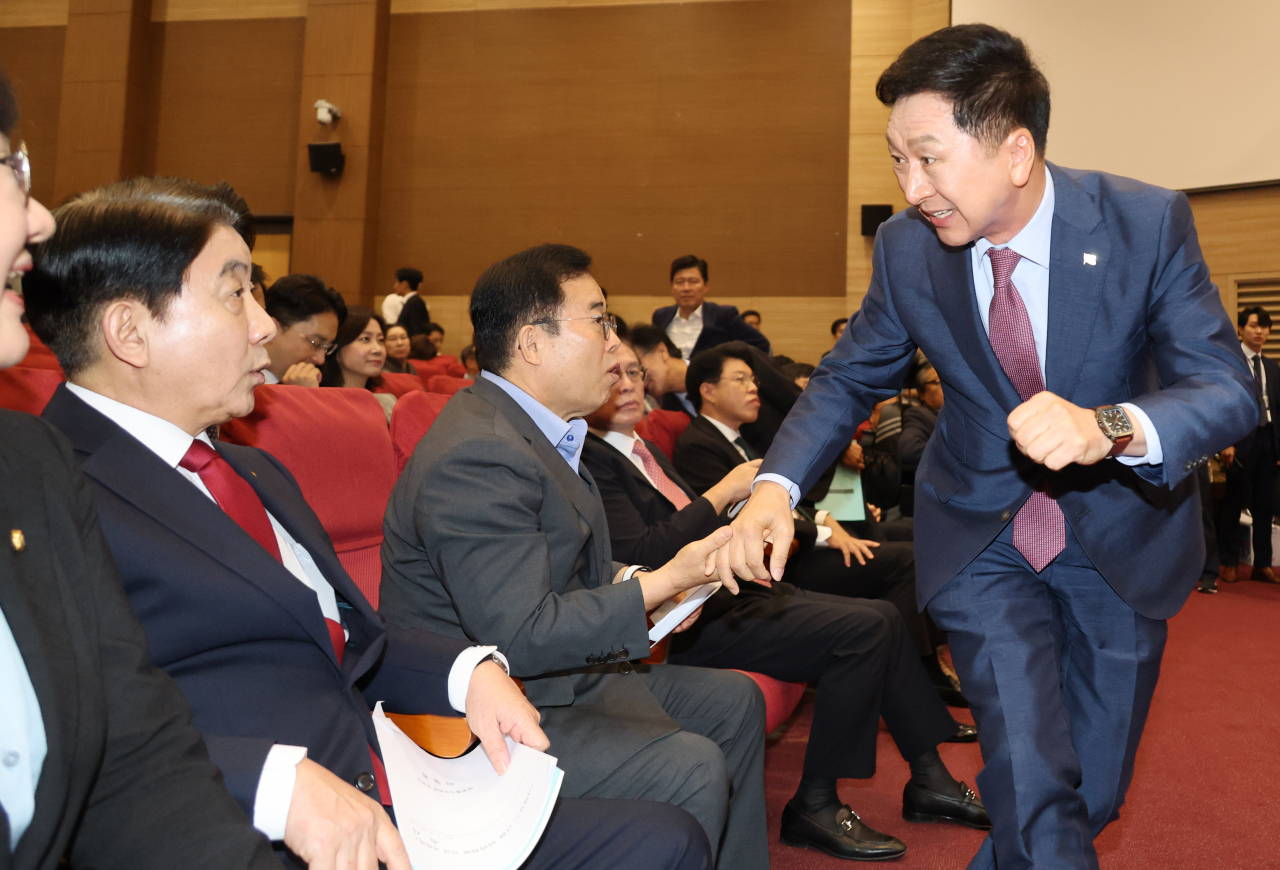 김기현 국민의힘 대표가 19일 국회에서 열린 가짜뉴스 근절 입법청원 긴급공청회에서 다음 일정 때문에 이동관 방송통신위원장, 박성중 의원 등과 인사하며 퇴장하고 있다. [연합]