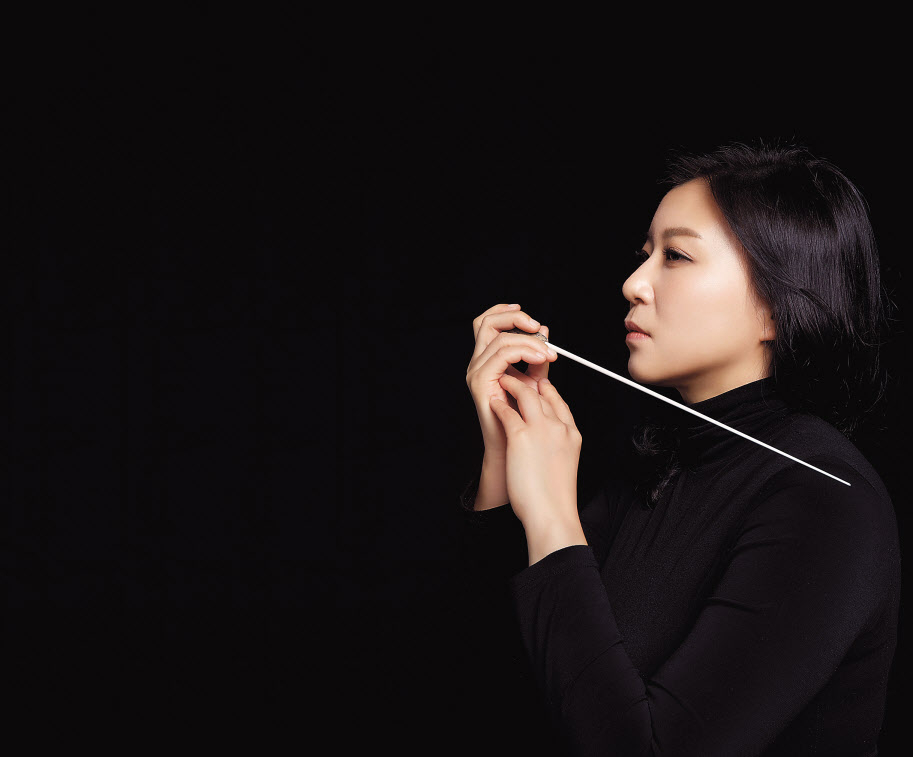 지휘자 성시연은 말러 국제 지휘 콩쿠르에서 1위 없는 2위에 오르며 세계 무대에 이름을 알렸다. 2007년 보스턴 교향악단의 사상 첫 여성 부지휘자로 발탁된 그는 현재 뉴질랜드 오클랜드 필하모니아 오케스트라의 수석 객원 지휘자로 활동 중이다. [KBS교향악단 제공]