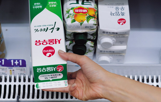 다음 달부터 서울우유 흰 우유 제품 편의점 가격이 4.9&sim;11.7% 오른다. 식품업계에 따르면 서울우유협동조합의 흰 우유 제품 ‘나100% 우유’가격은 1L에 3050원에서 3200원으로 4.9% 오른다. 사진은 서울 시내 편의점에서 판매 중인 서울우유 제품 모습 [연합]