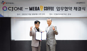 유인상(왼쪽) CJ올리브네트웍스 대표이사와 김대영 메가MGC커피 회장은 지난 18일 협약서에 서명했다. [CJ올리브네트웍스 제공]
