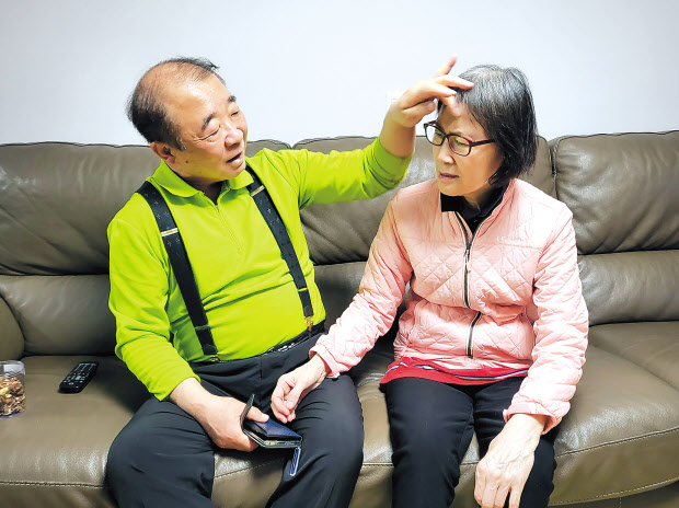 초로기 치매 환자 김선희(64·오른쪽)씨와 남편이자 보호자인 박동휘(63)씨 박혜원 기자