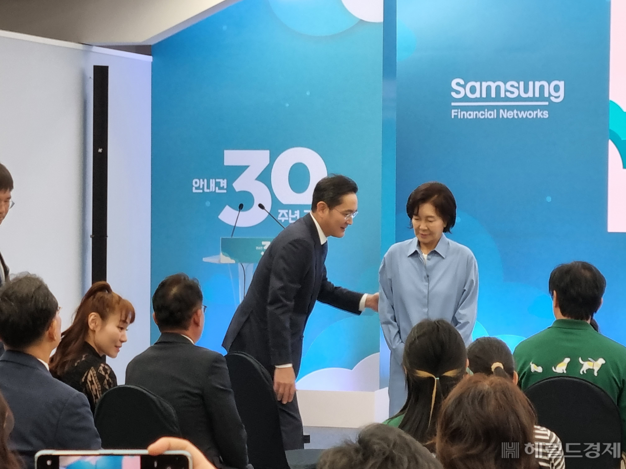 이재용(왼쪽) 삼성전자 회장과 홍라희(오른쪽) 여사가 19일 경기 용인 삼성화재 안내견학교에서 열린 안내견 사업 30주년 기념식을 방문했다. 김민지 기자