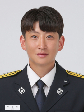 가족여행 중 목격한 교통사고 현장에서 운전자의 생명을 구해낸 이인표(32) 횡성소방서 소방사. [강원특별자치도소방본부 제공]