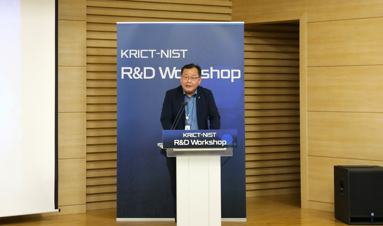 이영국 한국화학연구원장이 19일 열린 한국화학연구원-미국 국립표준기술연구소(NIST) 공동 워크숍에서 환영사를 전하고 있다.[한국화학연구원 제공]