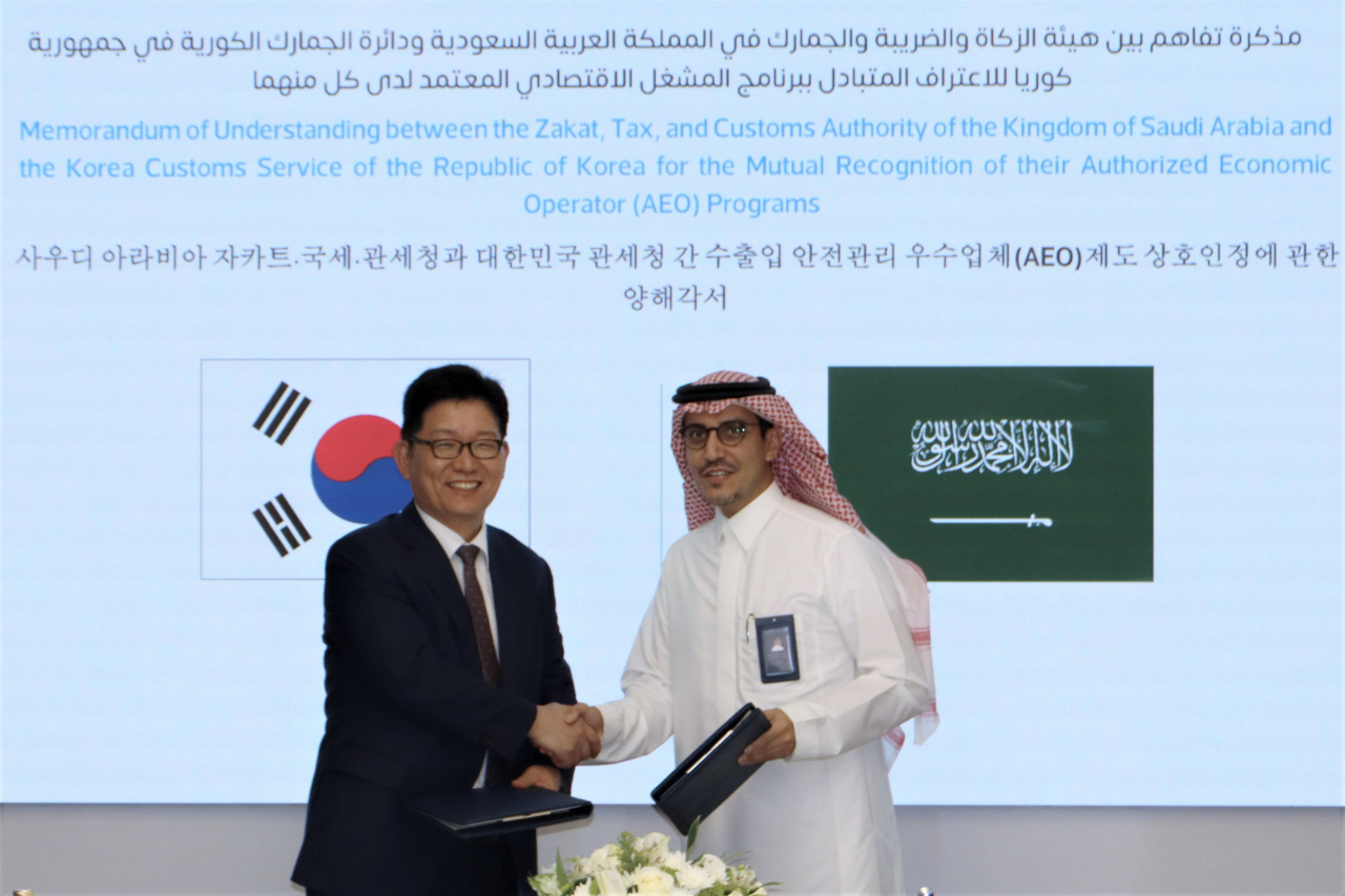슈하일 아반미 사우디 자카트·조세·관세청장(우)과 AEO MRA 체결하고 있는 고광효 관세청장(좌)