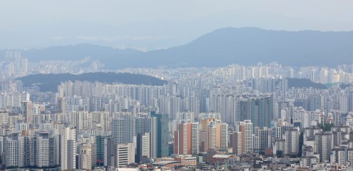 아파트값 상승세가 수도권을 시작으로 전국으로 확산하는 가운데 올해 들어 거래된 수도권 아파트 최고 가격이 전고점의 85% 수준까지 회복한 것으로 나타났다. 사진은 17일 서울 남산에서 내려다본 아파트일대. [연합]