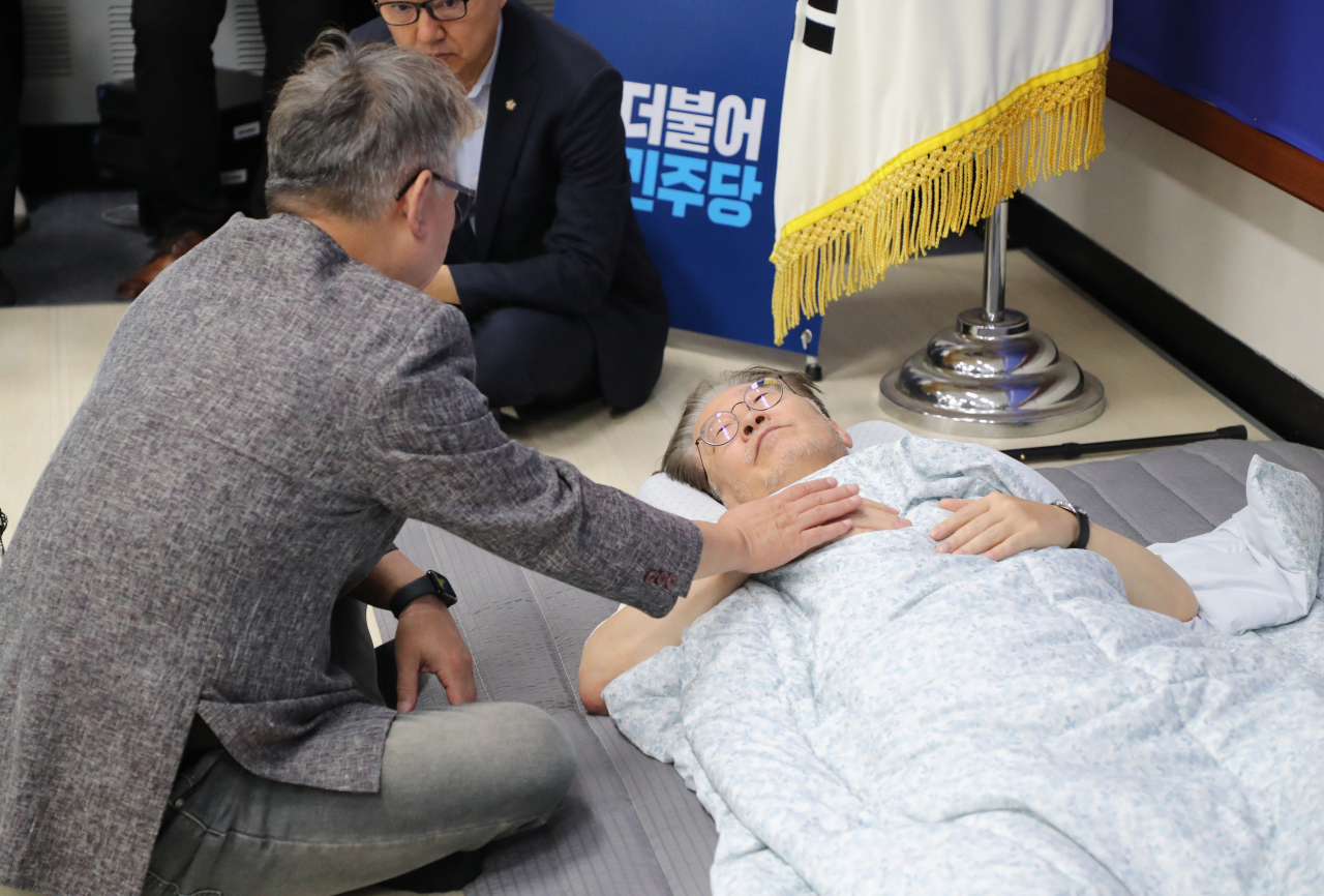 15일 단식 투쟁 16일차인 더불어민주당 이재명 대표가 국회 당대표실에서 조응천 의원을 만나고 있다. [연합]
