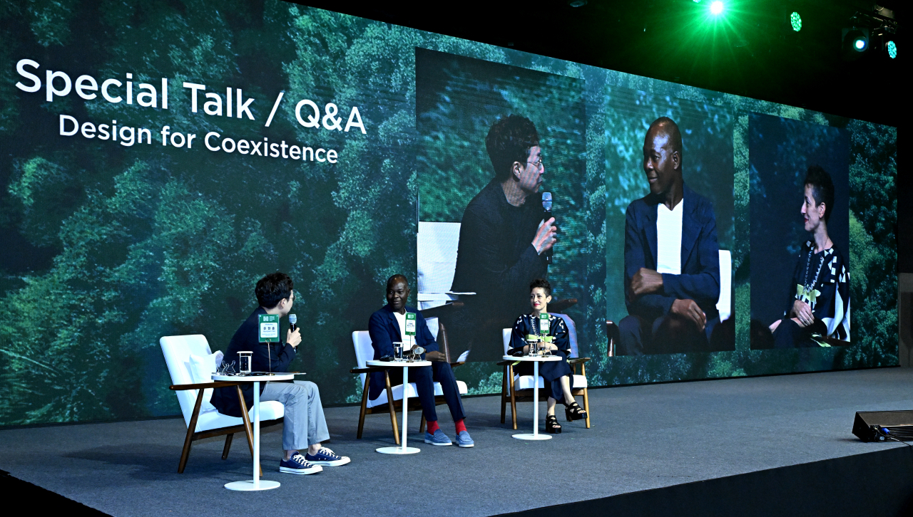 Professor Yoo Hyun-joon (left) asks a question to architects Di&eacute;b&eacute;do Francis K&eacute;r&eacute; (center) and Lina Ghotmeh at the Herald Design Forum 2023 held Tuesday at the Shilla Seoul (Im Se-jun/The Korea Herald)