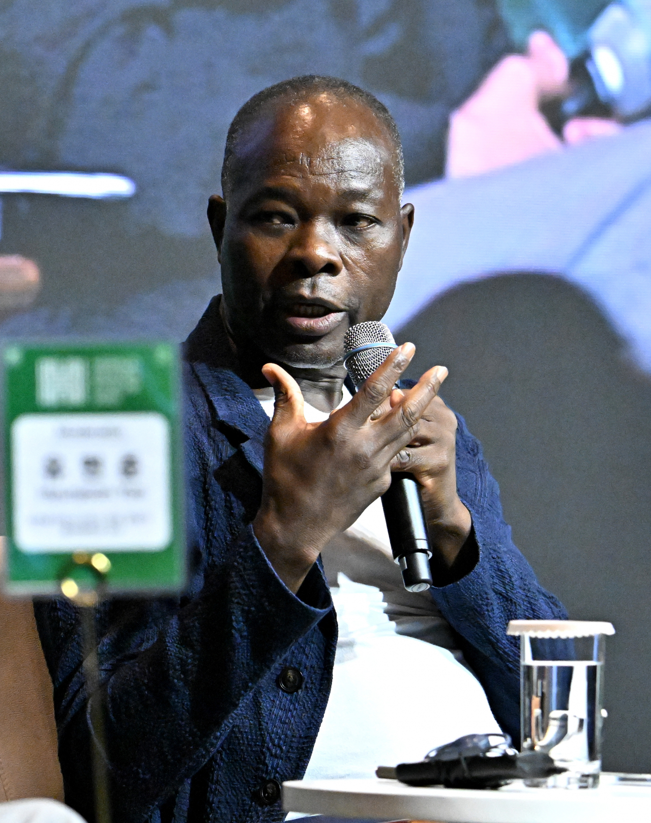 Di&eacute;b&eacute;do Francis K&eacute;r&eacute; speaks during the “Special Talk: Design for Coexistence” held as part of the Herald Design Forum 2023 on Tuesday at the Shilla Seoul.(Im Se-jun/The Korea Herald)