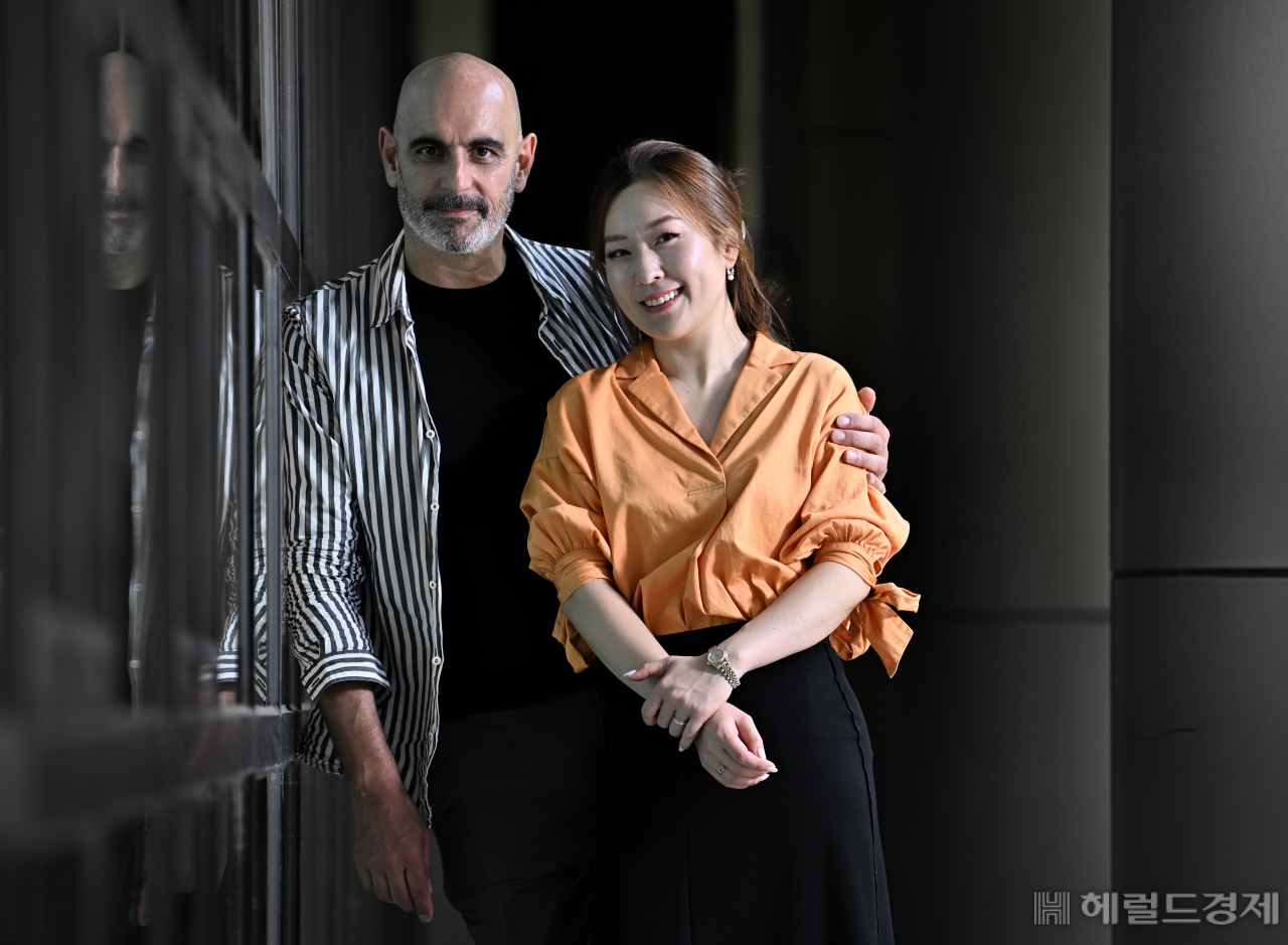 국립오페라단의 신작 ‘라 트라비아타’의 연출을 맡은 뱅상 부사르(왼쪽)와 소프라노 박소영은 “기존에 익히 봐온 ‘라 트라비아타’와는 완전히 다른 작품을 볼 수 있을 것”이라고 했다. 임세준 기자