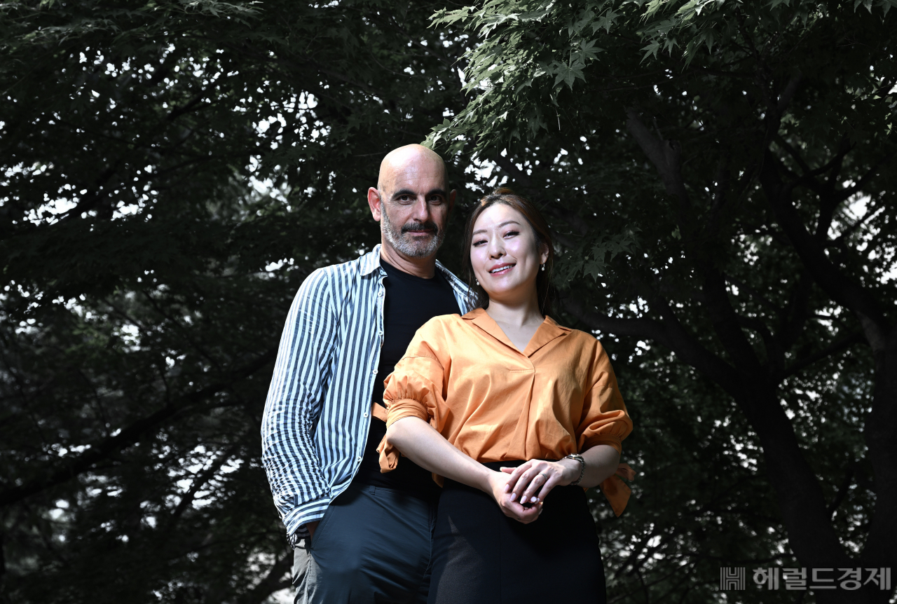 ‘라 트라비아타’의 비올레타는 소프라노의 커리어에서 중요한 배역으로 꼽힌다. 박소영은 이 배역을 ‘꿈의 역할’이라고 했다. “작곡한 음악은 절대로 손대지 않고 원형을 유지해 들려준다”는 것이 부사르 연출가의 철칙이다. 임세준 기자