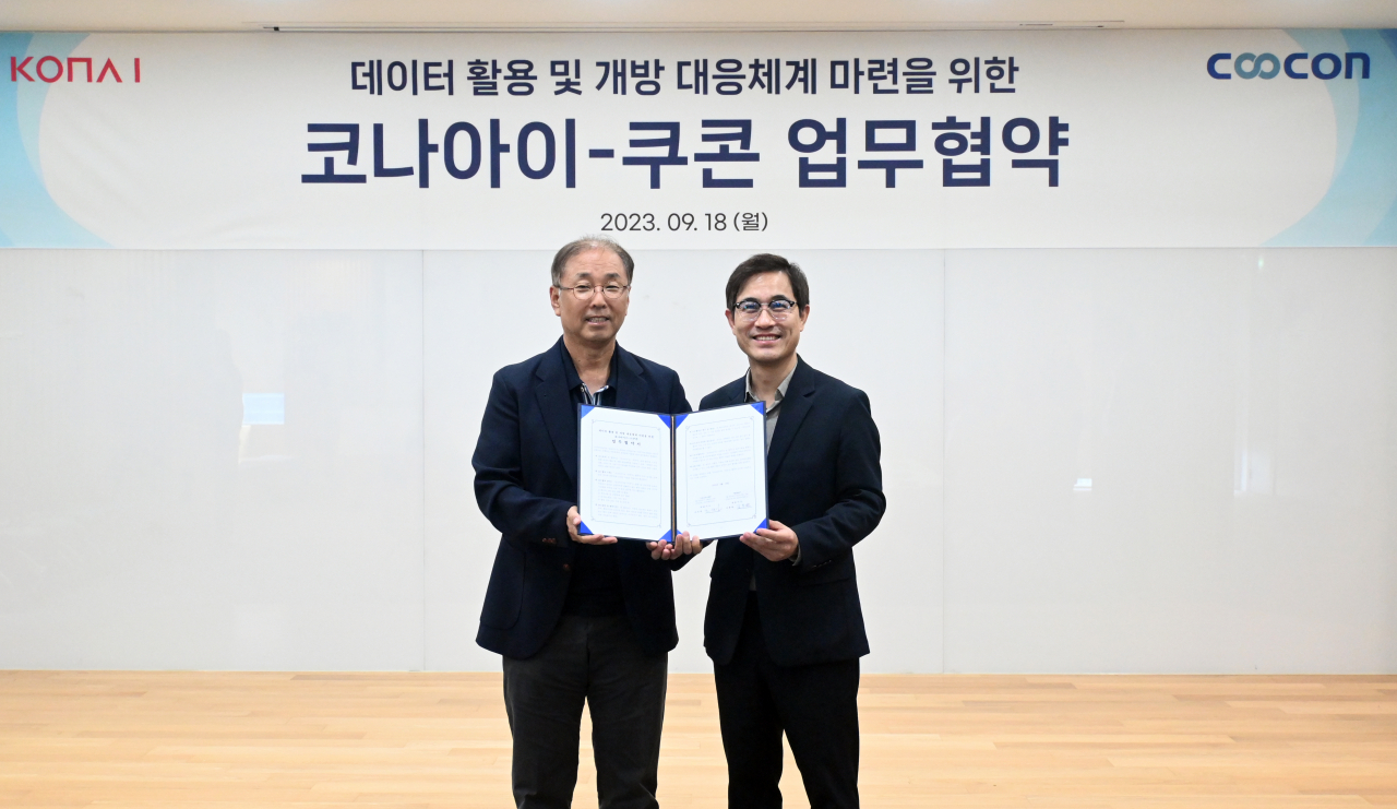 조정일(왼쪽) 코나아이 대표와 김종현 쿠콘 대표가 18일 업무협약을 체결했다. [쿠콘 제공]